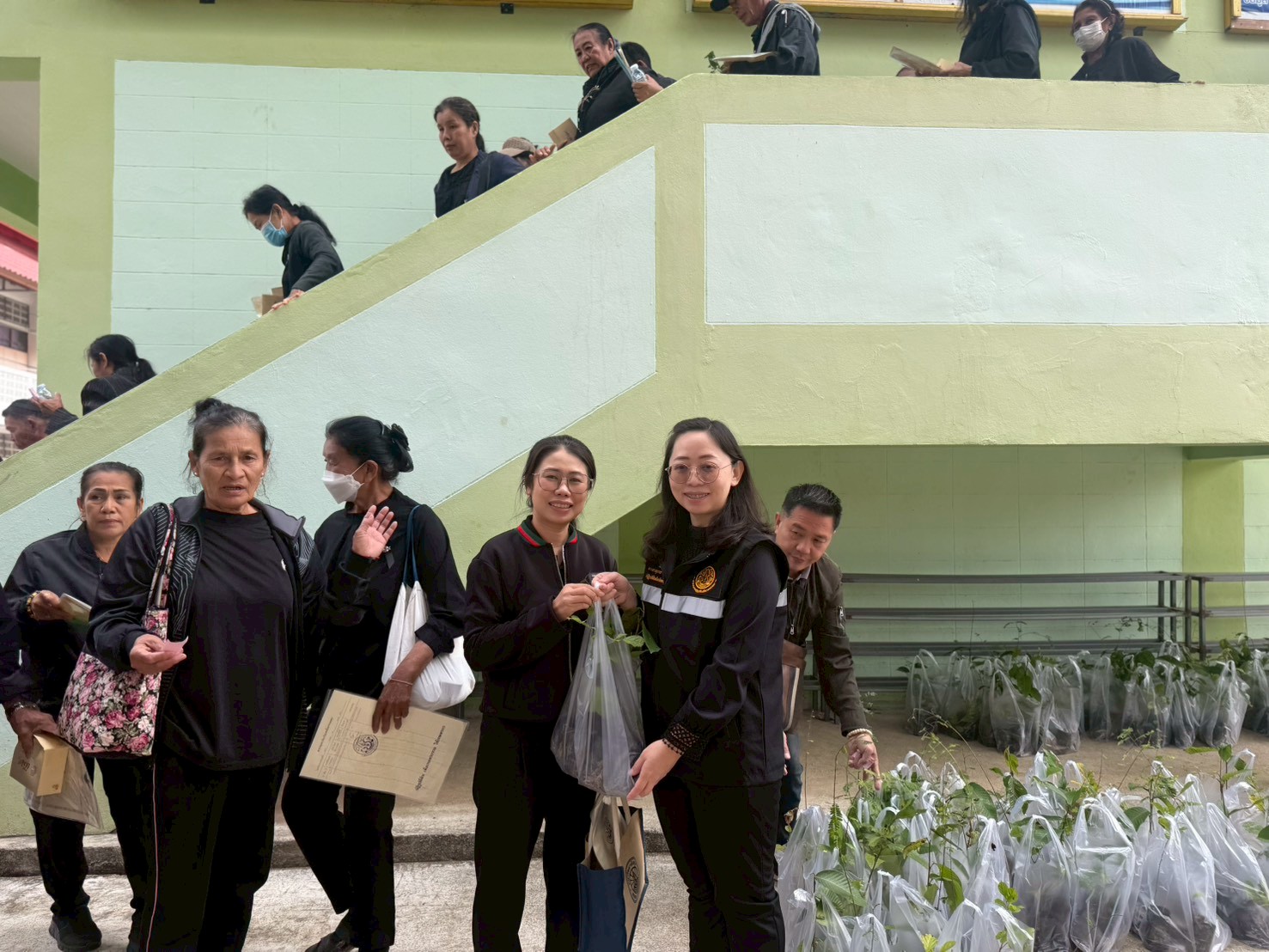 title - วันอาทิตย์ที่ 14 ธันวาคม 2568  นางสาวสุภาพร บุญธรรม ปฏิรูปที่ดินจังหวัดพะเยา พร้อมด้วยให้เจ้าหน้าที่สำนักงานการปฏิรูปที่ดินจังหวัดพะเยา ร่วมจัดโครงการรณรงค์หยุดเผาในเขตปฏิรูปที่ดิน “ฮักบ้านเฮา หยุดเผากันเน้อ” พร้อมเชื่อมโยงกิจกรรมร่วมกับ ส.ป.ก.จังหวัดภาคเหนือ 16 จังหวัด ผ่านระบบออนไลน์ ณ ห้องมินิเธียเตอร์ โรงเรียนราชประชานุเคราะห์ 24 จังหวัดพะเยา